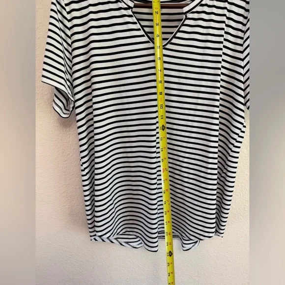 Black & White Striped V-Neck Tee – Size 2XL - Picture 9 of 9